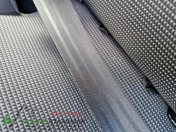 Rear seatbelt, left from a Hyundai i30 (GDHB5) 1.4 16V 2015