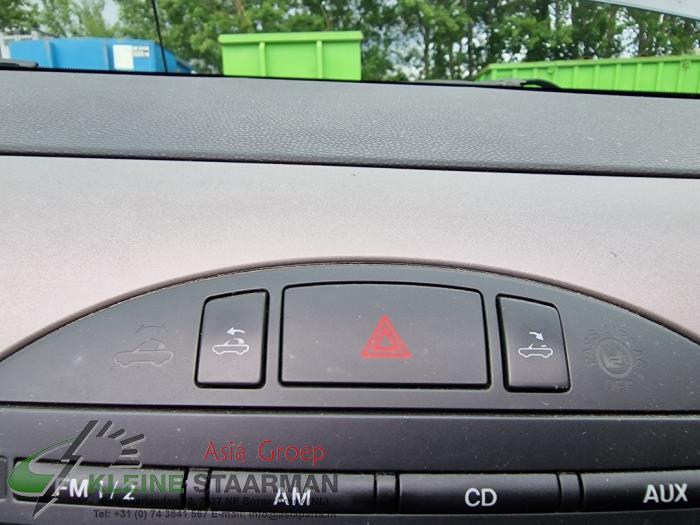 Commande toit escamotable d'un Mazda MX-5 (NC18/1A) 1.8i 16V 2013