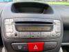 Radio/Lecteur CD d'un Toyota Aygo (B10), 2005 / 2014 1.0 12V VVT-i, Berline avec hayon arrière, Essence, 998cc, 50kW (68pk), FWD, 1KRFE, 2005-07 / 2014-05, KGB10 2010