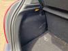 Revêtement coffre gauche d'un Hyundai i20, 2008 / 2015 1.2i 16V, Berline avec hayon arrière, Essence, 1.248cc, 63kW (86pk), FWD, G4LA, 2012-03 / 2015-12, F5P7; F5P8 2013