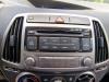 Radio/Lecteur CD d'un Hyundai i20, 2008 / 2015 1.2i 16V, Berline avec hayon arrière, Essence, 1.248cc, 63kW (86pk), FWD, G4LA, 2012-03 / 2015-12, F5P7; F5P8 2013