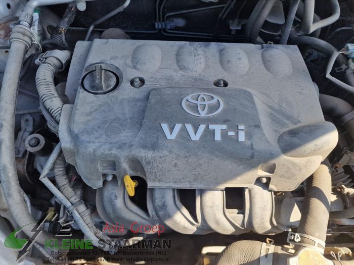 Motor van een Toyota Yaris (P1) 1.3 16V VVT-i 2002