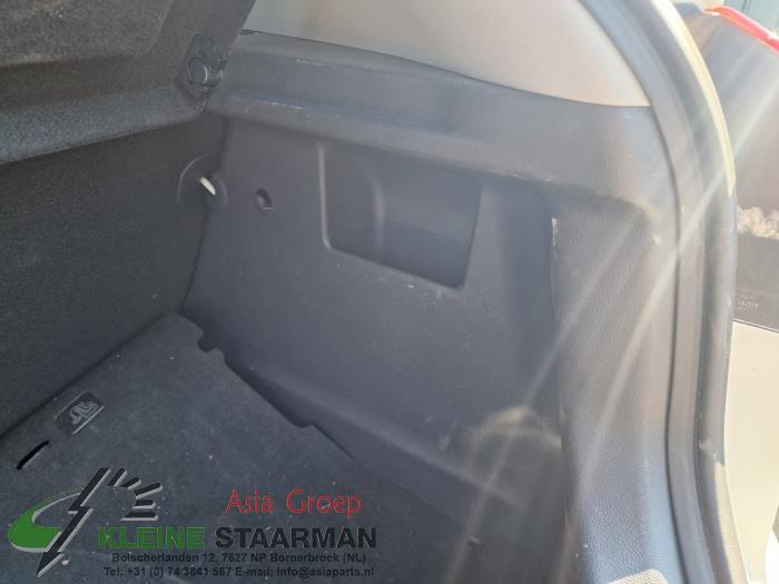 Tapizado de maletero derecha de un Kia Rio III (UB) 1.2 CVVT 16V 2016