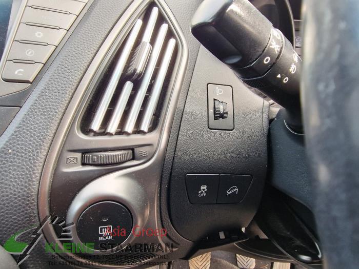 Switch (miscellaneous) from a Hyundai iX35 (LM) 1.7 CRDi 16V 2014