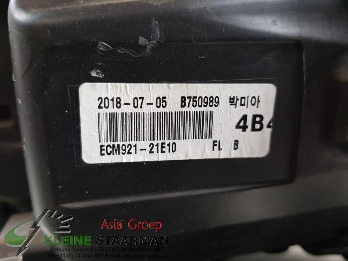 Headlight, left from a Mitsubishi Outlander (GF/GG) 2.4 16V PHEV 4x4 2018