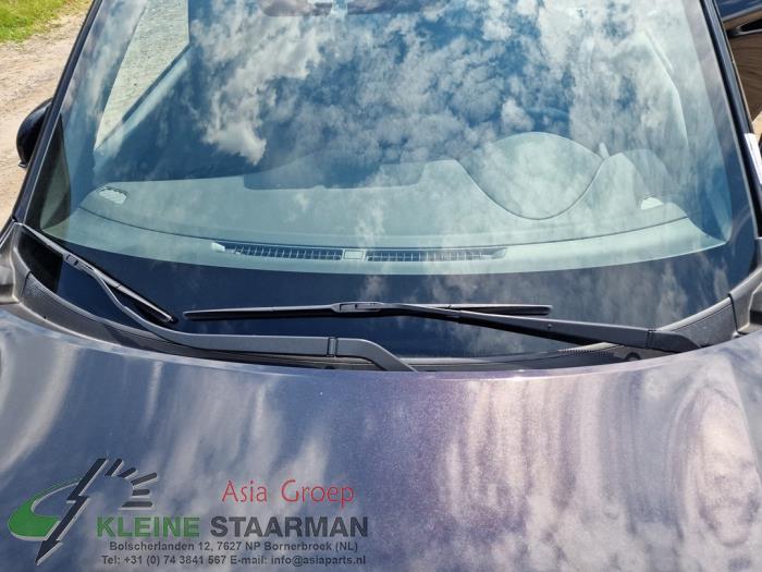 Front wiper arm from a Mitsubishi Outlander (GF/GG) 2.4 16V PHEV 4x4 2018