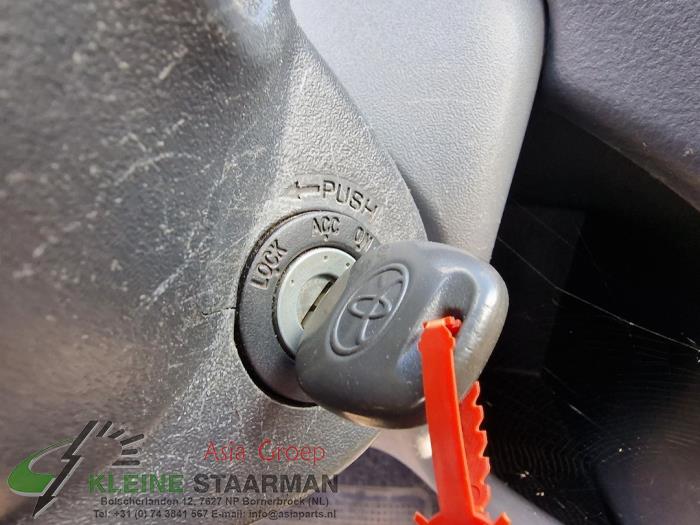 Ignition lock + computer from a Toyota Yaris Verso (P2) 1.3 16V 2002