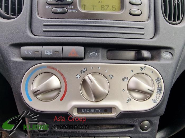 Panel de control de calefacción de un Toyota Yaris Verso (P2) 1.3 16V 2005