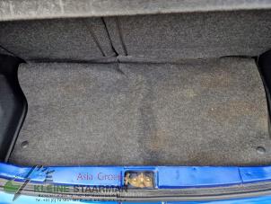Usados Tapizado de maletero izquierda Daihatsu Cuore (L251/271/276) 1.0 12V DVVT Precio de solicitud ofrecido por Kleine Staarman B.V. Autodemontage