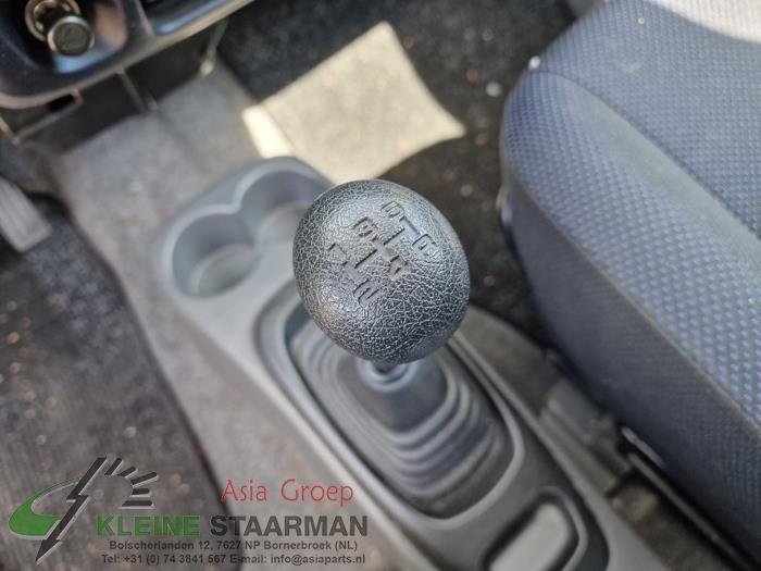 Gear stick knob from a Suzuki Wagon-R+ (RB) 1.3 16V 2003
