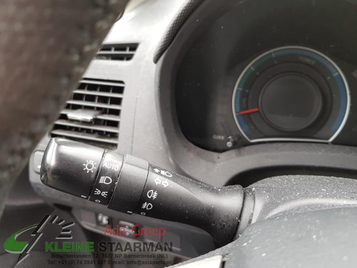 Interruptor de indicador de dirección de un Toyota Auris (E15) 1.8 16V HSD Full Hybrid 2012