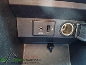 Używane Zlacze AUX/USB Nissan Pulsar (C13) 1.2 12V DIG-T Cena na żądanie oferowane przez Kleine Staarman B.V. Autodemontage