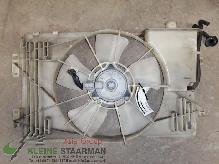Cooling fan housing from a Toyota Corolla Verso (R10/11) 1.6 16V VVT-i 2007