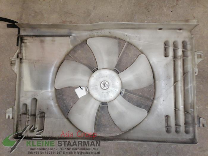 Cooling fan housing from a Toyota Corolla Verso (R10/11) 1.6 16V VVT-i 2007