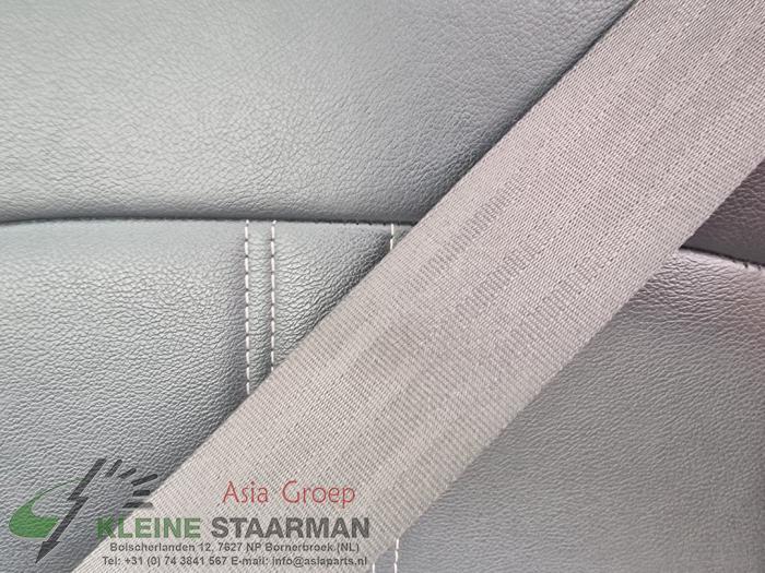 Rear seatbelt, centre from a Kia Sportage (SL) 1.7 CRDi 16V 4x2 2015