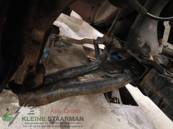 Bras de suspension bas avant droit d'un Nissan Qashqai (J11) 1.2 DIG-T 16V 2015