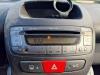 Reproductor de CD y radio de un Toyota Aygo (B10), 2005 / 2014 1.0 12V VVT-i, Hatchback, Gasolina, 998cc, 50kW (68pk), FWD, 1KRFE, 2005-07 / 2014-05, KGB10 2009