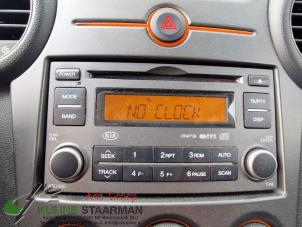 Used Radio CD player Kia Carens III (FG) 2.0i CVVT 16V Price on request offered by Kleine Staarman B.V. Autodemontage