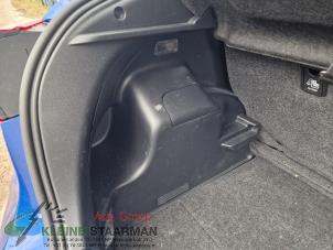 Używane Tapicerka pokrywy bagaznika lewa Toyota Yaris III (P13) 1.5 16V Hybrid Cena na żądanie oferowane przez Kleine Staarman B.V. Autodemontage