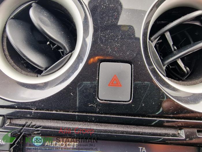 Interruptor de luz de pánico de un Nissan Note (E12) 1.2 DIG-S 98 2015