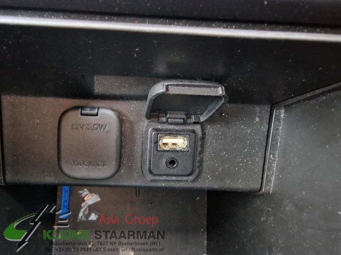 AUX / USB-Anschluss van een Mazda CX-5 (KE,GH) 2.2 Skyactiv D 16V High Power 2014