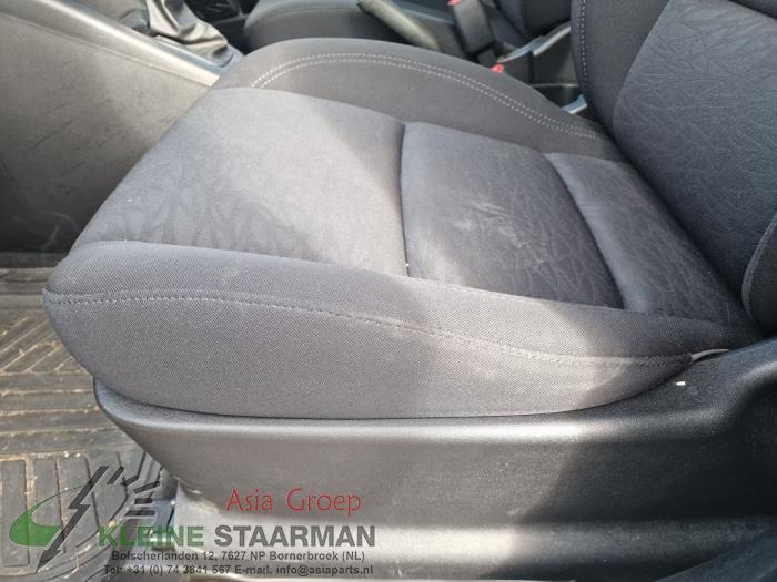 Seat, left from a Hyundai iX20 (JC) 1.4i 16V 2013