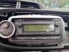 Radio/Lecteur CD d'un Toyota Yaris III (P13), 2010 / 2020 1.5 16V Hybrid, Berline avec hayon arrière, Electrique Essence, 1.497cc, 74kW (101pk), FWD, 1NZFXE, 2012-03 / 2020-06, NHP13 2013