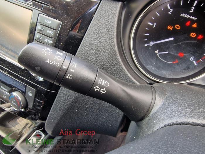 Steering column stalk from a Nissan X-Trail (T32) 1.6 Energy dCi 2016