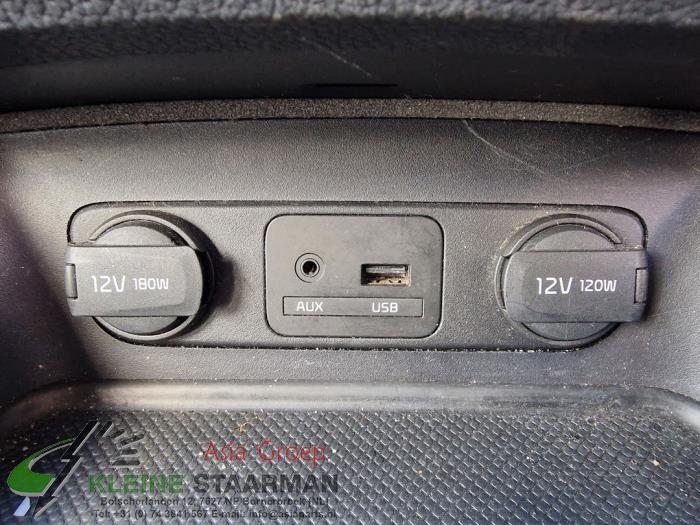 AUX / USB-Anschluss van een Kia Sportage (SL) 1.6 GDI 16V 4x2 2015