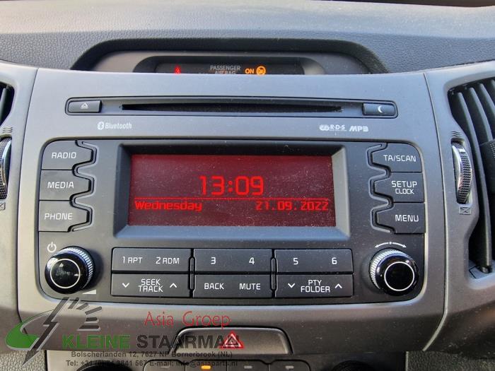 Radio CD player from a Kia Sportage (SL) 1.6 GDI 16V 4x2 2015