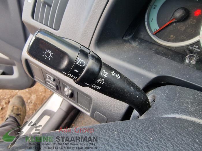 Interruptor de indicador de dirección de un Toyota Corolla Verso (R10/11) 2.2 D-4D 16V 2009