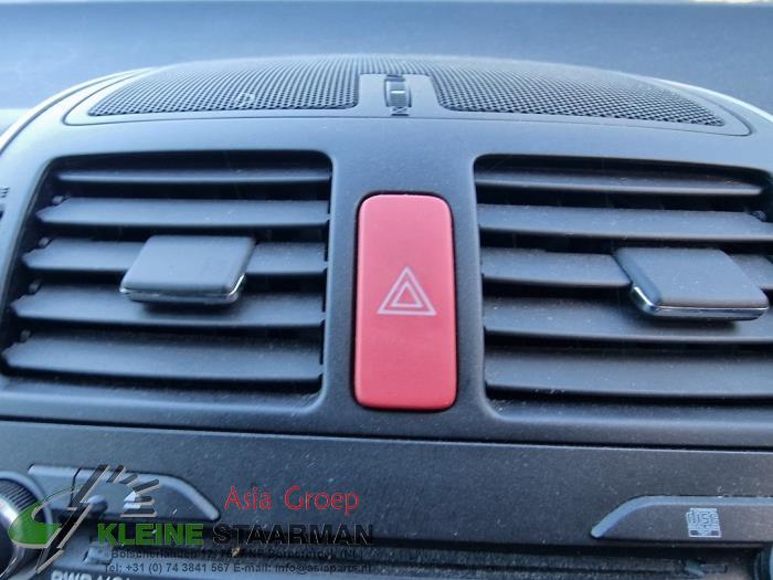 Commutateur éclairage d'urgence d'un Toyota Auris (E15) 1.8 16V HSD Full Hybrid 2012