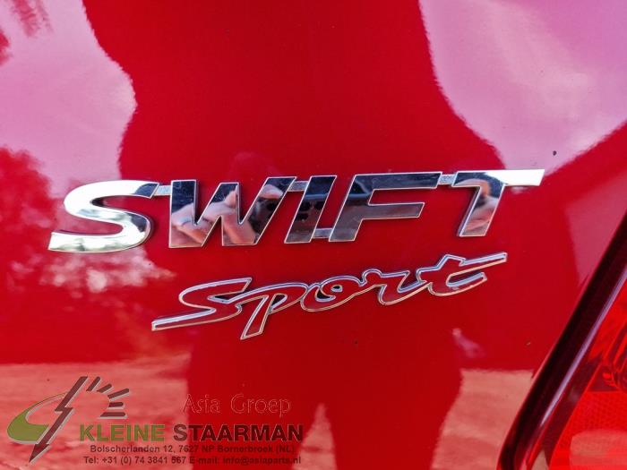 Stoßdämpfer links hinten van een Suzuki Swift (ZC/ZD) 1.4 Booster Jet Sport Turbo 16V 2018