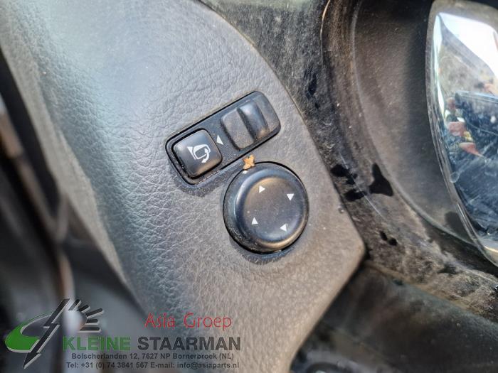 Interruptor de retrovisor de un Nissan Qashqai (J11) 1.2 DIG-T 16V 2017