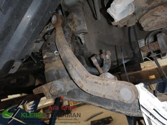 Front upper wishbone, left from a Nissan Primera Wagon (W12) 2.0 16V 2005