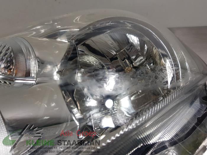 Headlight, left from a Toyota Auris (E15) 1.6 Dual VVT-i 16V 2012