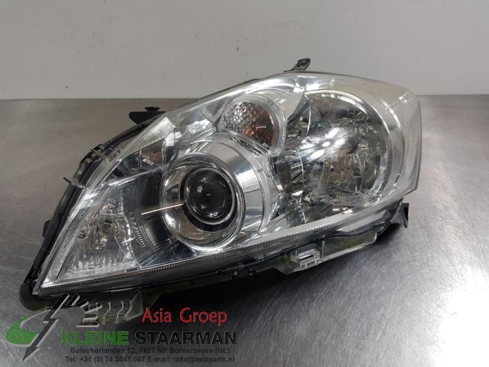 Headlight, left from a Toyota Auris (E15) 1.6 Dual VVT-i 16V 2012