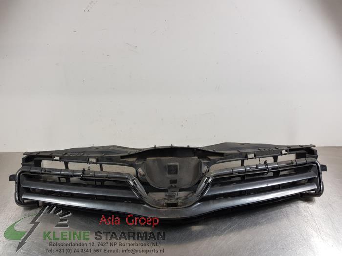 Grille from a Toyota Auris (E15) 1.6 Dual VVT-i 16V 2012