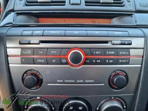 Używane Radioodtwarzacz CD Mazda 3 (BK12) 1.6i 16V Cena na żądanie oferowane przez Kleine Staarman B.V. Autodemontage