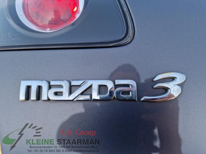 Mangueta izquierda detrás de un Mazda 3 (BK12) 1.6i 16V 2007