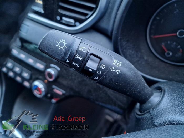 Steering column stalk from a Kia Sportage (QL) 1.6 CRDi 16V 136 2019