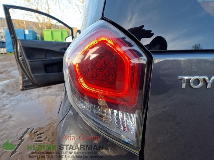 Luz trasera izquierda de un Toyota Verso S 1.33 16V Dual VVT-I 2016