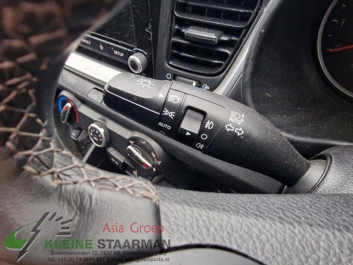 Steering column stalk from a Kia Stonic (YB) 1.0i T-GDi 12V 2021
