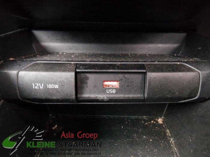 AUX / USB connection from a Kia Stonic (YB) 1.0i T-GDi 12V 2021