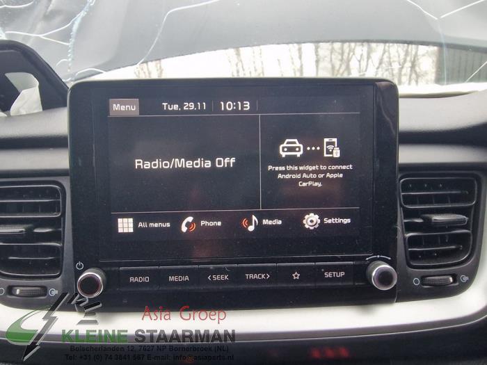 Radio de un Kia Stonic (YB) 1.0i T-GDi 12V 2021