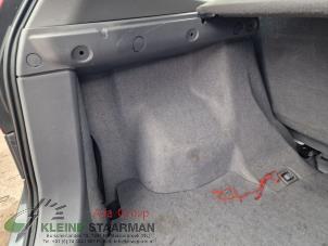 Używane Tapicerka pokrywy bagaznika lewa Nissan Almera Tino (V10M) 1.8 16V Cena na żądanie oferowane przez Kleine Staarman B.V. Autodemontage