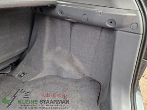 Usados Tapizado de maletero derecha Nissan Almera Tino (V10M) 1.8 16V Precio de solicitud ofrecido por Kleine Staarman B.V. Autodemontage