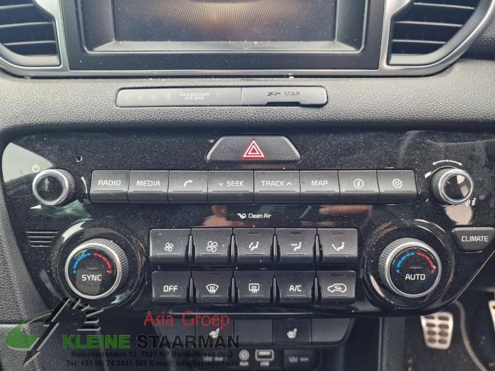 Navigation control panel from a Kia Sportage (QL) 2.0 CRDi 136 16V VGT 4x4 2017