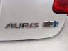 Plaque de serrure avant d'un Toyota Auris (E15), 2006 / 2012 1.8 16V HSD Full Hybrid, Berline avec hayon arrière, Electrique Essence, 1.798cc, 100kW (136pk), FWD, 2ZRFXE, 2010-09 / 2012-09, ZWE150 2011