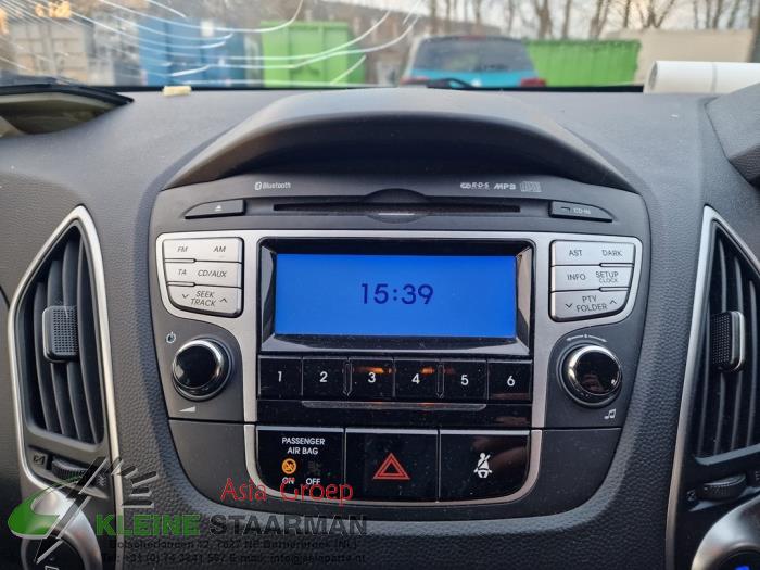 Radio CD player from a Hyundai iX35 (LM) 1.7 CRDi 16V 2013